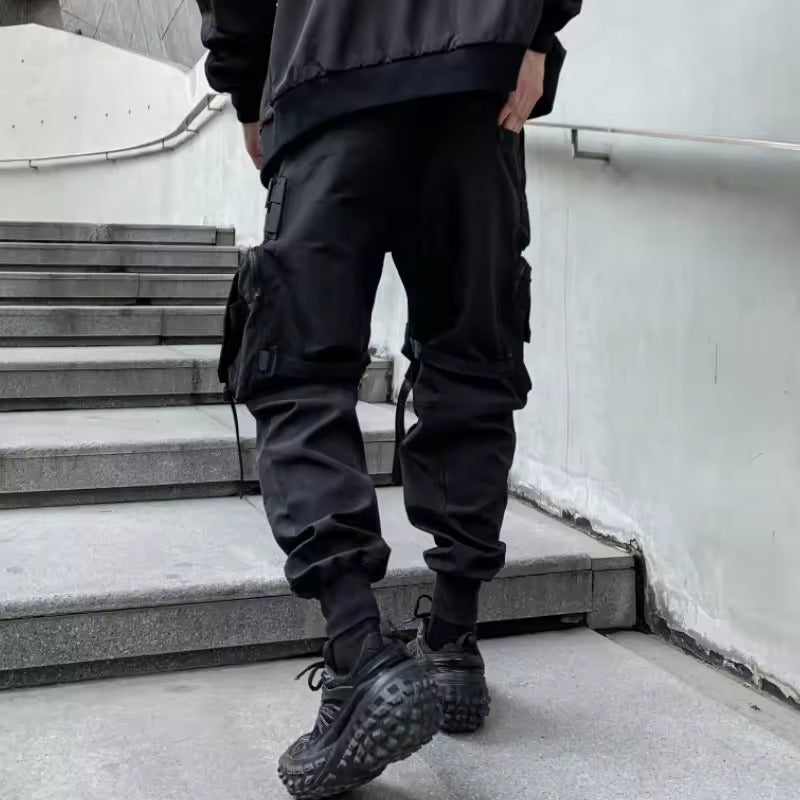 黑色 Techwear 工裝褲 — 錐形腿形狀