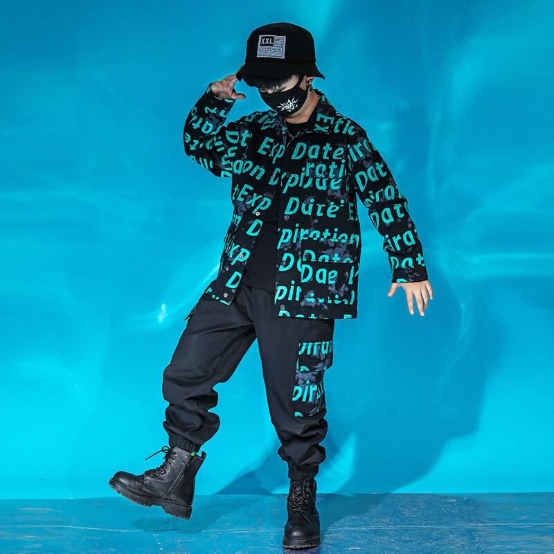 Conjunto de jaqueta e calça techwear com estampa de letras para menino — Design gráfico impresso atraente