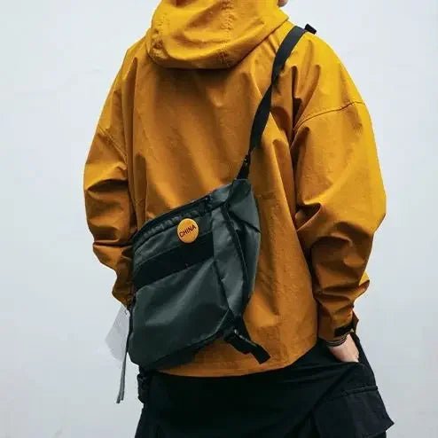 Giacca a Vento con Cappuccio Techwear Impermeabile da Uomo — Modello con cappuccio
