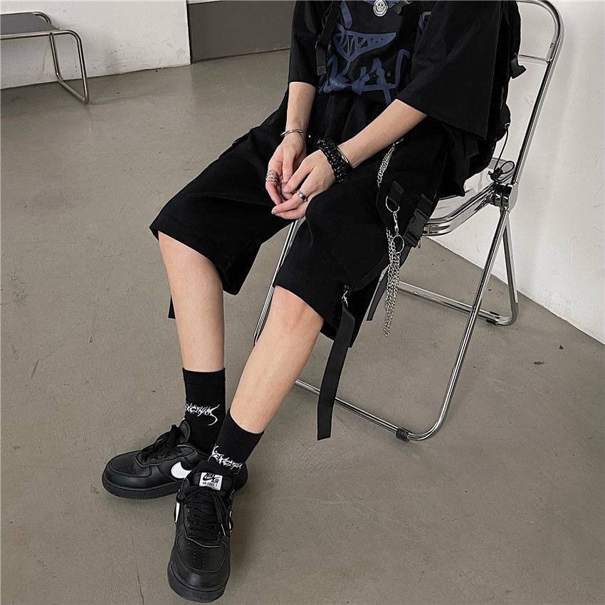 กางเกงขาสั้น techwear ทรง oversized พร้อมโซ่ (ชาย) — เอวปานกลาง