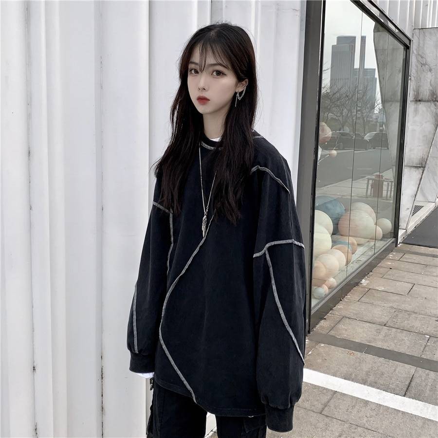 Women's Oversized Streetwear Techwear Sweatshirt — Crew neckline