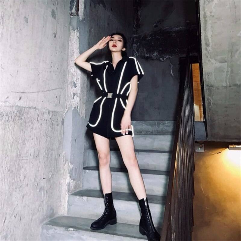 女款反光线条 techwear 迷你连体裤 — 聚酯材质